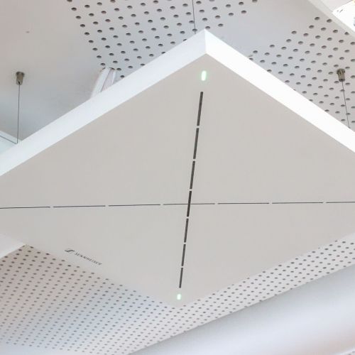 Tontechnik von der Decke abgehängt