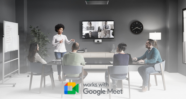 Meeting im Konferenzraum mit Teilnehmern über Google Meet