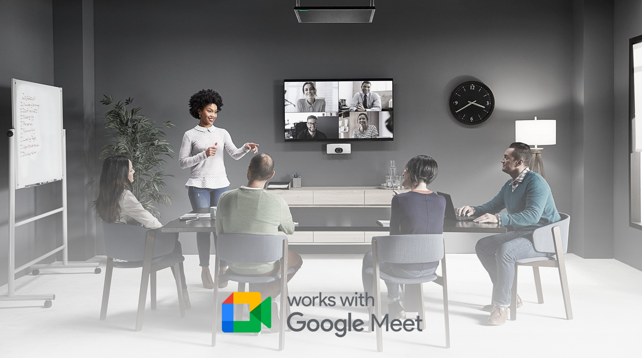 Meeting im Konferenzraum mit Teilnehmern über Google Meet