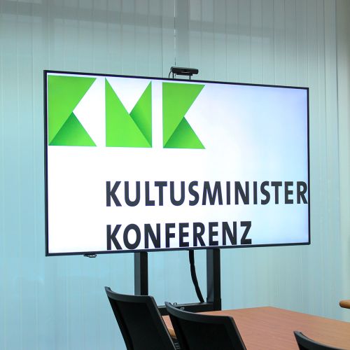 Bildschirm im Länderzimmer der Kultusministerkonferenz in Berlin
