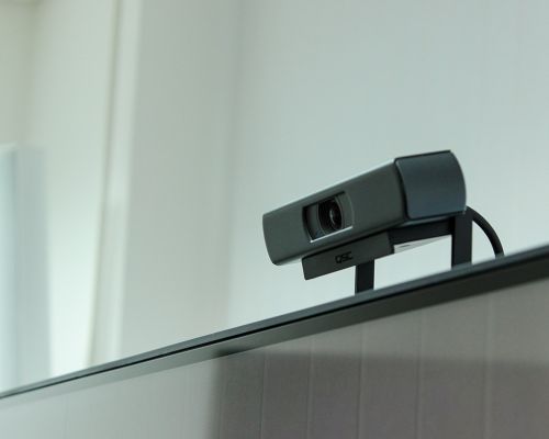 Konferenzkamera an Bildschirm der Kultusministerkonferenz in Berlin