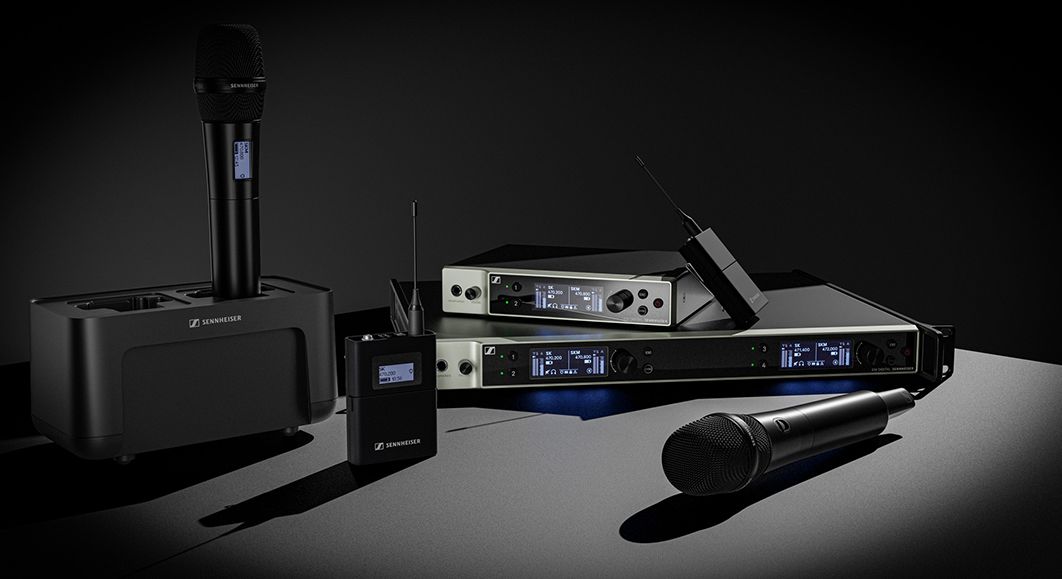 Verschiedene Audiogeräte von Sennheiser, wie Mikrofone und Kopfhörer.