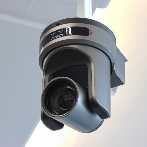 Kamera an der Decke für Online-Meetings