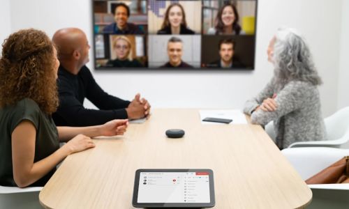Online Meeting im Konferenzraum