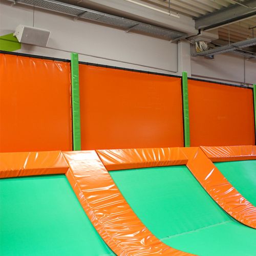 Wandlautsprecher in einer Trampolinhalle