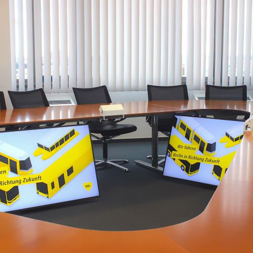 Bildschirme im Konferenzraum