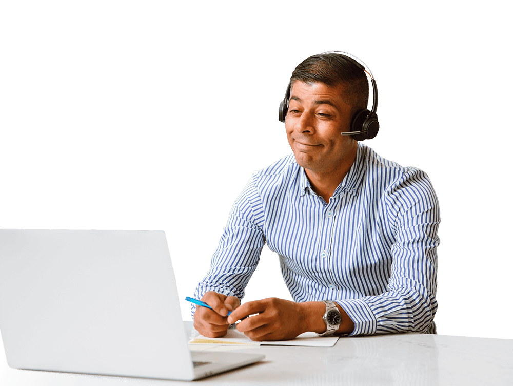 Mann sitz vor dem Laptop mit Headset