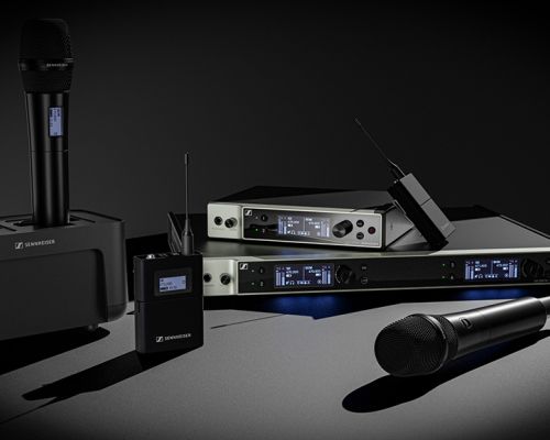 Verschiedene Audiogeräte von Sennheiser, wie Mikrofone und Kopfhörer.