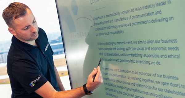 Mann schreibt mit Stylus auf UX Pro Edge