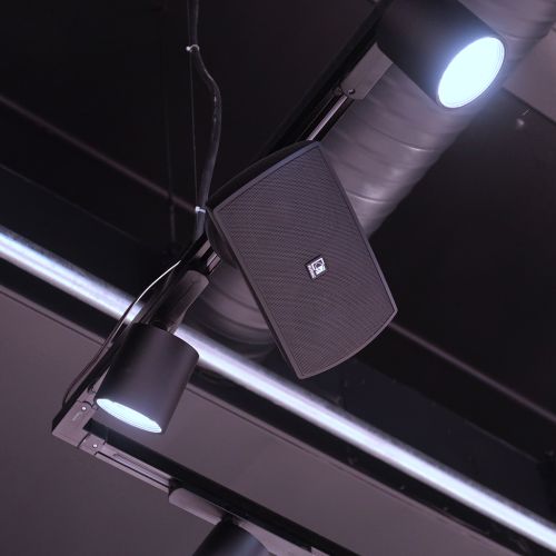 Deckenlautsprecher zwischen Lampen