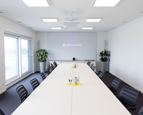 optisch unscheinbare Bild- und Tontechnik im hellen Konferenzraum
