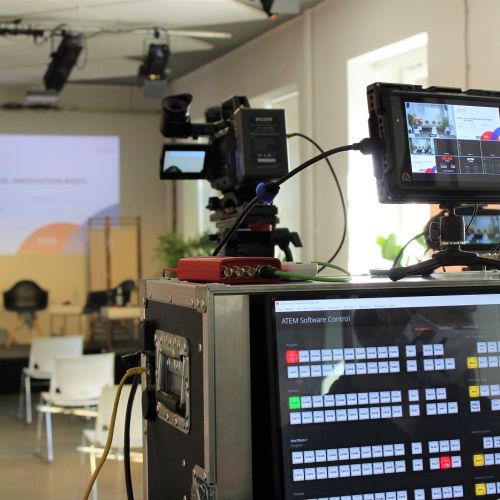 Mischpult und Kamera-Equipment für einen Livestream