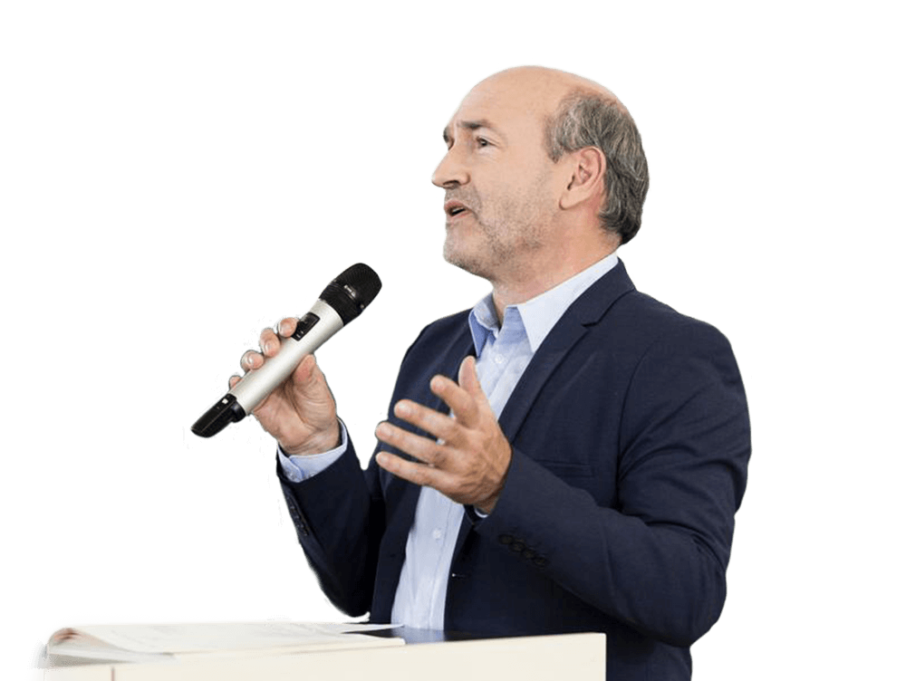 Man hält ein Mikrofon in der Hand und hält einen Vortrag