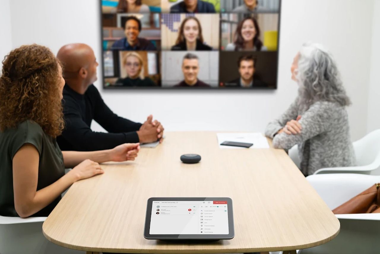 Online Meeting im Konferenzraum