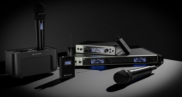 Verschiedene Audiogeräte von Sennheiser, wie Mikrofone und Kopfhörer.