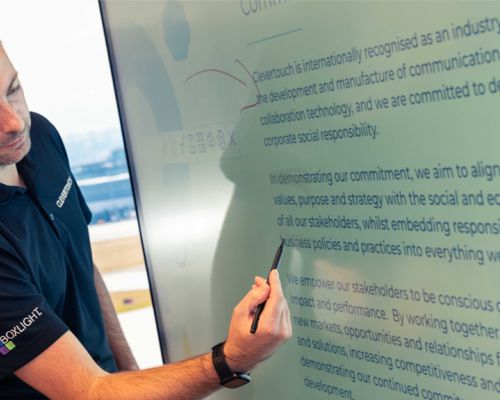 Mann schreibt mit Stylus auf UX Pro Edge