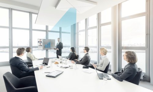 Business Meeting in einem großen hellen Konferenzraum