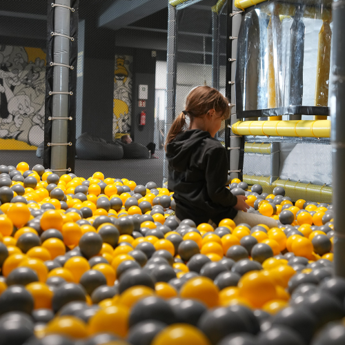 Spielendes Kind im Funpark