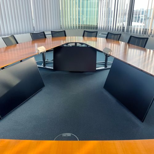 Konferenzraum mit Bildschirmen
