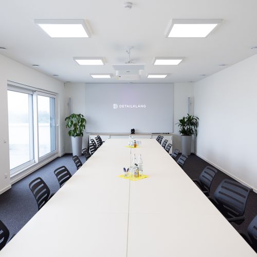 optisch unscheinbare Bild- und Tontechnik im hellen Konferenzraum