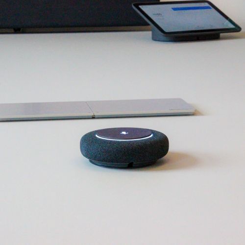 Smarte Mikrofon-Systeme im Tisch integriert