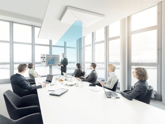 Business Meeting in einem großen hellen Konferenzraum