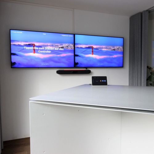 Bildschirme und Soundbar für Online-Konferenzen