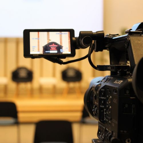 Kamera auf einen leeren Saal gerichtet