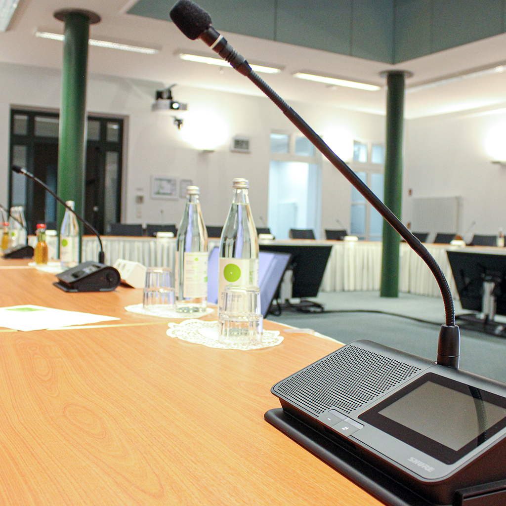 Mikrofon-Sprechstelle auf einem Tisch der Kultusministerkonferenz in Berlin