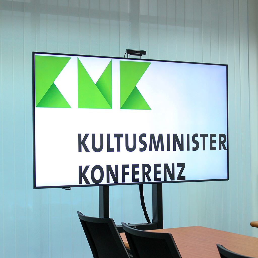 Bildschirm im Länderzimmer der Kultusministerkonferenz in Berlin
