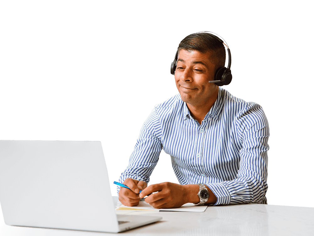 Mann sitz vor dem Laptop mit Headset