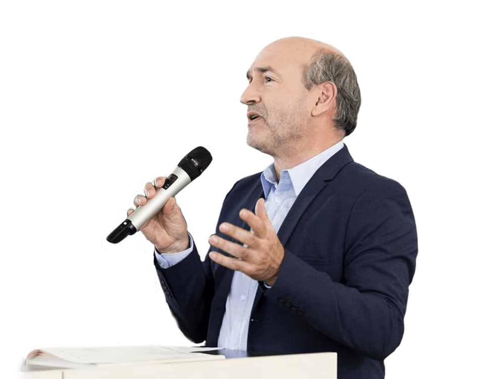 Man hält ein Mikrofon in der Hand und hält einen Vortrag