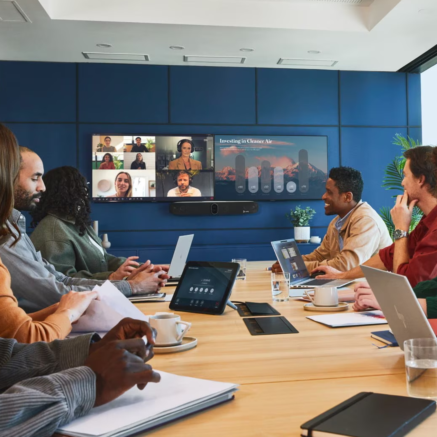 Professioneller Meetingraum mit Poly Studio X72